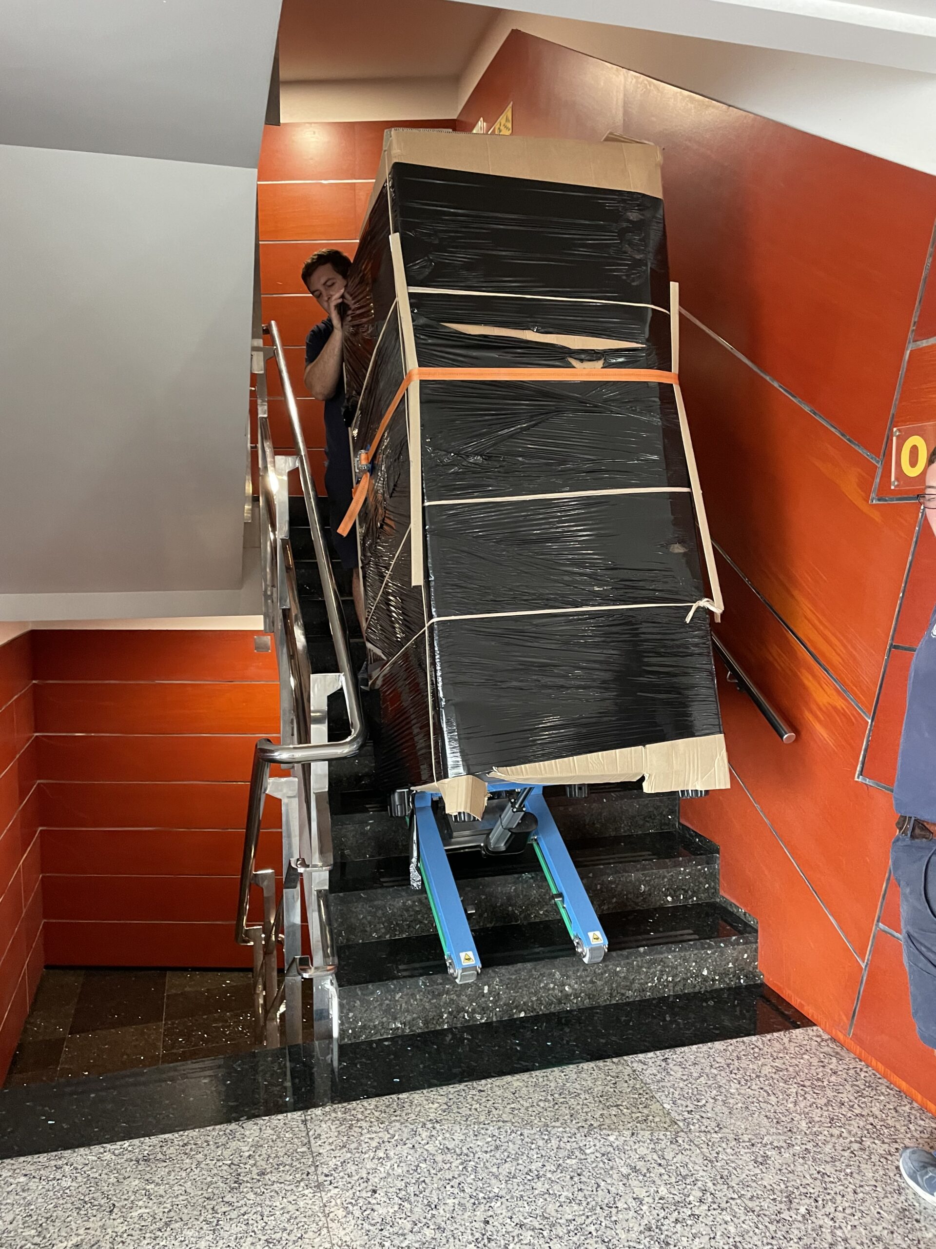 mover una máquina de vending con grúa en un piso en Indautxu